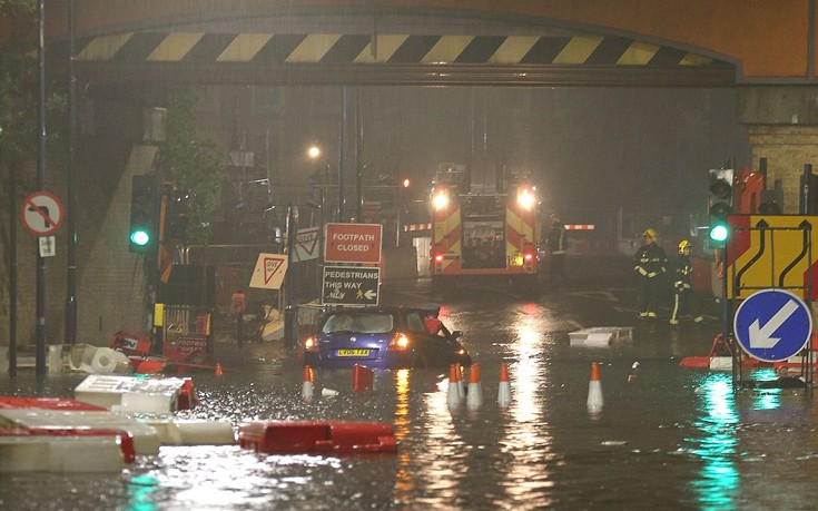 Δωδεκάωρος «κατακλυσμός» πλημμύρισε την Αγγλία