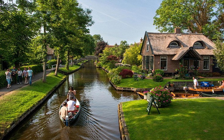 Το «παραμυθένιο» πλωτό χωριό της Ολλανδίας