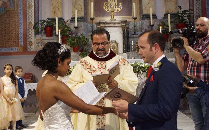 Ερωτευμένοι από όλο τον κόσμο επιλέγουν τη Λέσβο για τον γάμο τους