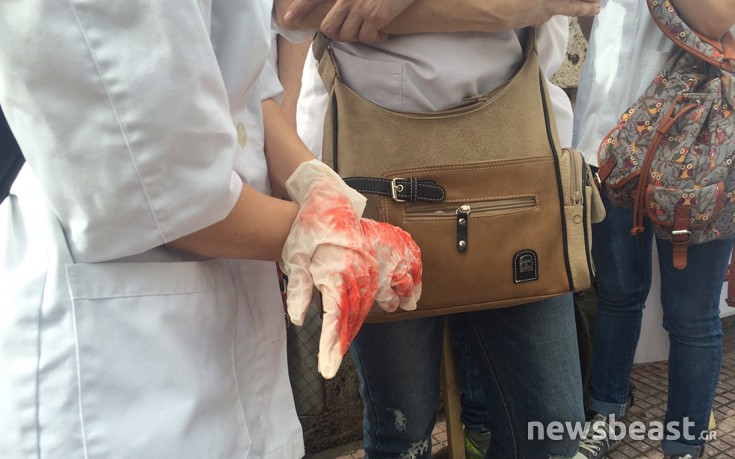 Νοσηλευτές με χειροπέδες και ματωμένα γάντια στη Βουλή