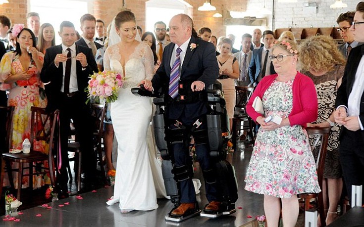 Ανάπηρος πατέρας συνοδεύει όρθιος την κόρη του στον γάμο της