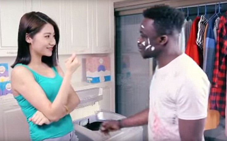 Σάλος με κινέζικη διαφήμιση απορρυπαντικού που τη χαρακτηρίζουν ρατσιστική