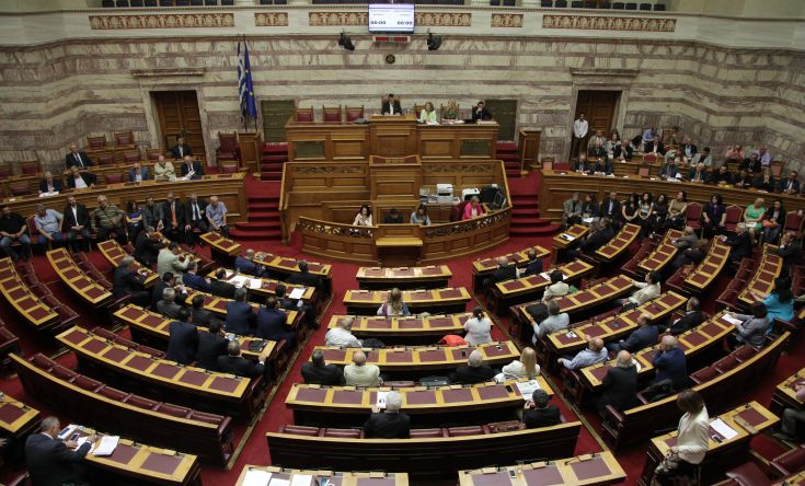 Μάχη διαρροών στη Βουλή για τις ομιλίες Τσίπρα-Μητσοτάκη