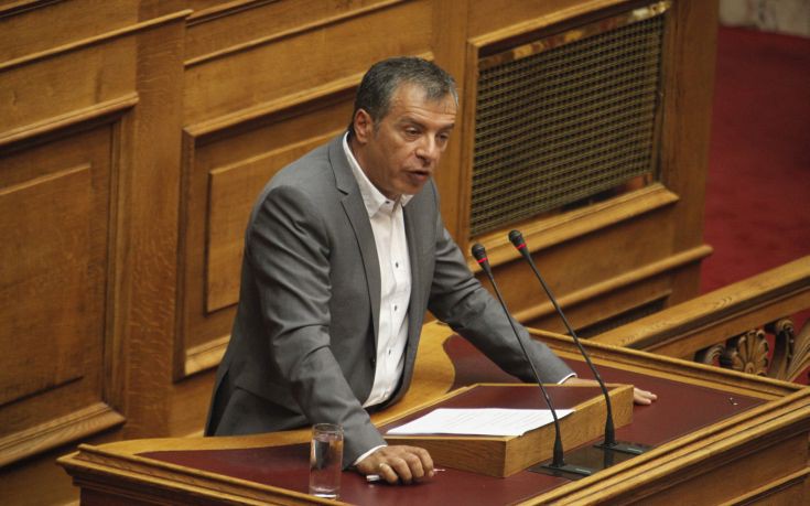 Θεοδωράκης: Κύριο προσόν όποιου ζητά τηλεοπτική άδεια είναι οι κουμπαριές με μέλη της κυβέρνησης