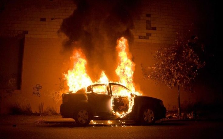 Μπαράζ εμπρησμών τη νύχτα στην Αττική &#8211; Στις φλόγες αυτοκίνητα και μοτοσικλέτες