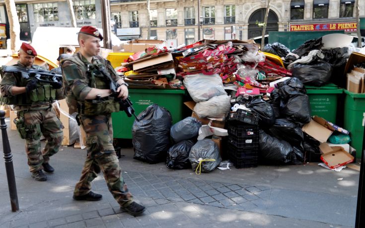 Δήμαρχος Παρισιού: Όλα τα σκουπίδια θα μαζευτούν