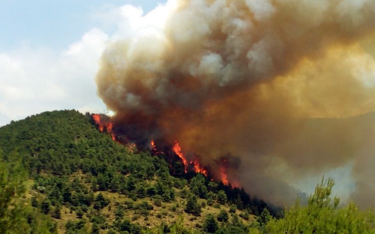 Η πυρκαγιά στα Δερβενοχώρια πλησιάζει χωριό και αποθήκη πυρομαχικών
