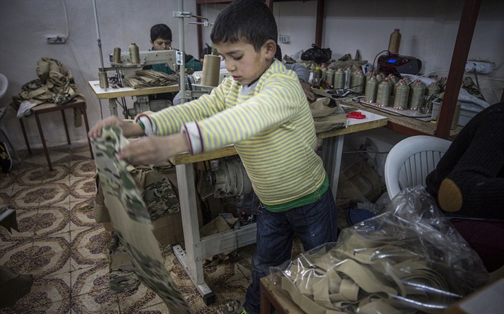 Παιδιά-σκλάβοι στην Τουρκία ράβουν τις στολές του ISIS
