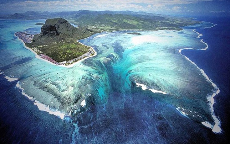 Μπορεί να μοιάζει να υπάρχει μια υποβρύχια δίνη στα ανοιχτά του Μαυρίκιου, στον Ινδικό Ωκεανό, αλλά στην πραγματικότητα είναι οφθαλμαπάτη που προκαλείται από τη συσσώρευση άμμου και λάσπης.