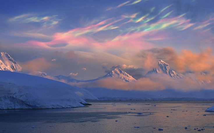 Τα σύννεφα που χρωματίζουν τον ουρανό θυμίζουν έργο τέχνης («κάπου εδώ ίσως κρύβεται ένα μικρό μοναχικό σύννεφο…») αλλά είναι σύνηθες φαινόμενο στη Νορβηγία και άλλες περιοχές κοντά στους πόλους που αποδίδεται στη θέση του ήλιου κάτω από τον ορίζοντα.