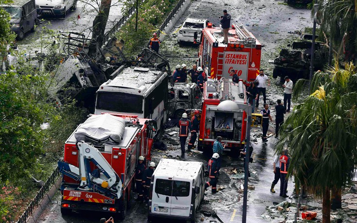 Τουλάχιστον δύο νεκροί από την επίθεση σε λεωφορείο στην Κωνσταντινούπολη