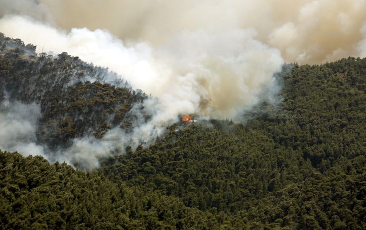 Μεγάλη φωτιά στα Πηγάδια Ταϋγέτου κάνει στάχτη δασικές εκτάσεις