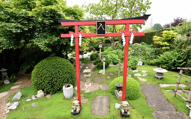 Ένας 75χρονος ξόδεψε 15 χρόνια φτιάχνοντας ένα γιαπωνέζικο κήπο για την αγαπημένη του