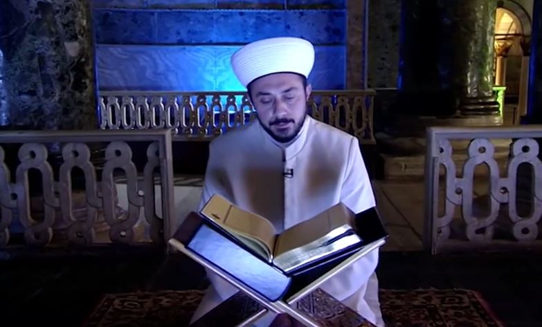 Ο τούρκος ιμάμης διαβάζει το Κοράνι στην Αγιά Σοφιά