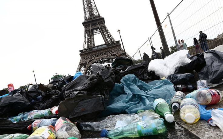 Euro με σκουπίδια στους δρόμους του Παρισιού