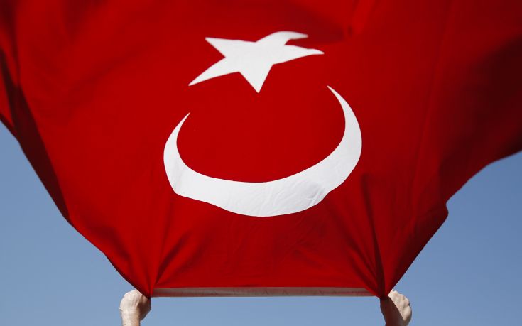 Άνοιξαν τουρκική σημαία έξω από στρατόπεδο καταδρομέων στη Ρεντίνα