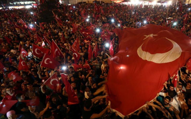 Ο Ερντογάν ξεκαθαρίζει λογαριασμούς με πανεπιστημιακούς και αστυνομικούς