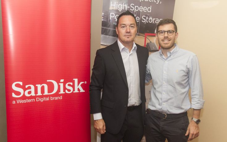 Ο Marketing Manager της SanDisk, Bradley Bennett μαζί με τον Μanaging Director της ΔΑΜΚΑΛΙΔΗΣ, Τομ Δαμκαλίδη. Ο Marketing Manager της SanDisk, Bradley Bennett μαζί με τον Μanaging Director της ΔΑΜΚΑΛΙΔΗΣ, Τομ Δαμκαλίδη.
