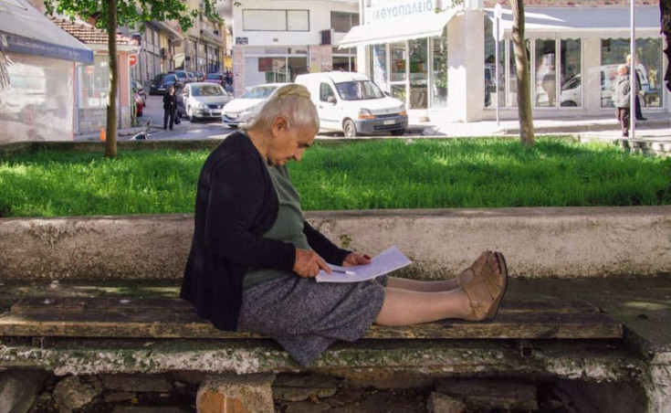 Με άριστα 19,6 πήρε το απολυτήριο της 82χρονη στην Κοζάνη!