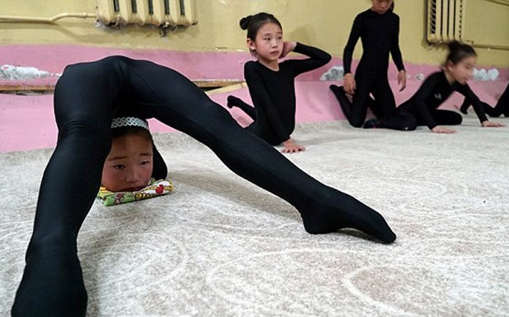 Κορίτσια-ακροβάτες από τη Μογγολία του Τζένγκις Χαν στο σήμερα