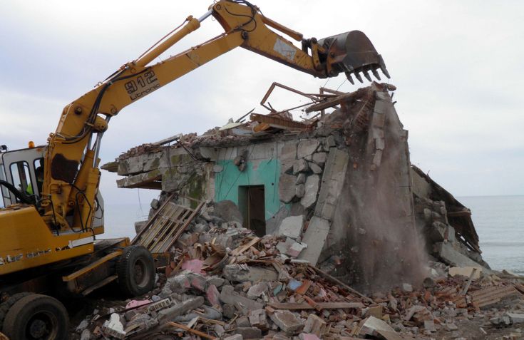 Κατεδαφίστηκε αυθαίρετο κτίσμα σε παραλία της Ρόδου