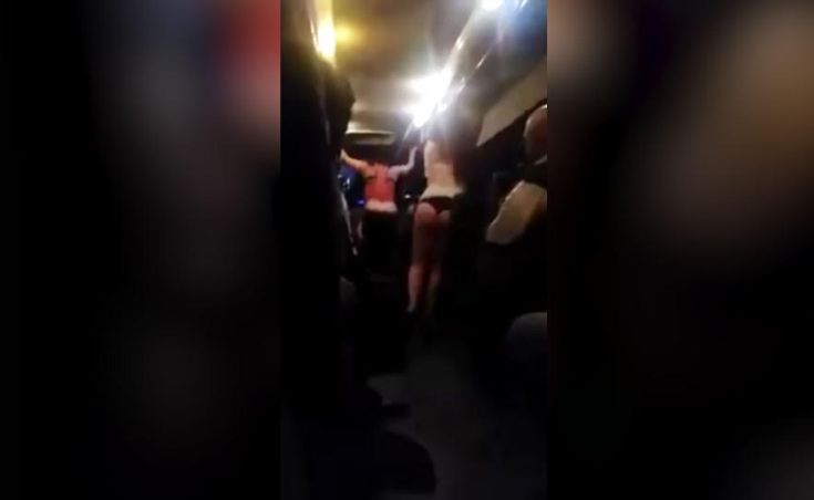 Μπήκαν μεθυσμένες σε λεωφορείο και άρχισαν το στριπτίζ