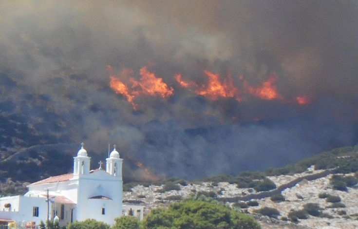Μεγάλη πυρκαγιά επεκτάθηκε απειλητικά στη Σύρο