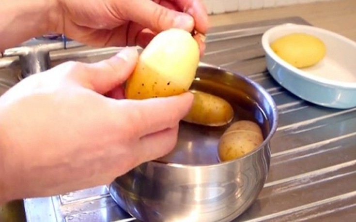 Ο πιο εύκολος τρόπος για να ξεφλουδίσετε τις πατάτες χωρίς μαχαίρι