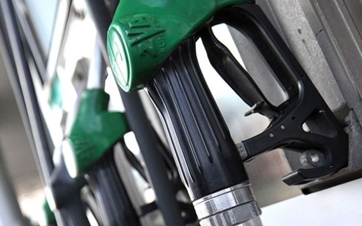 Πτώση στην τιμή του πετρελαίου, αύξηση στη βενζίνη