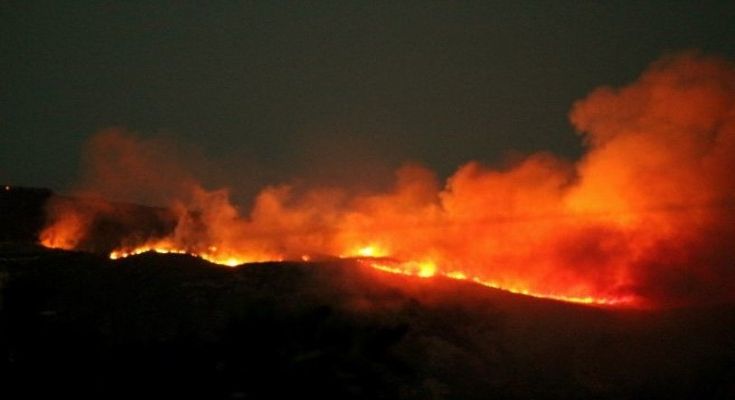 Έβαλαν φωτιά στο νησί με φωτοβολίδες