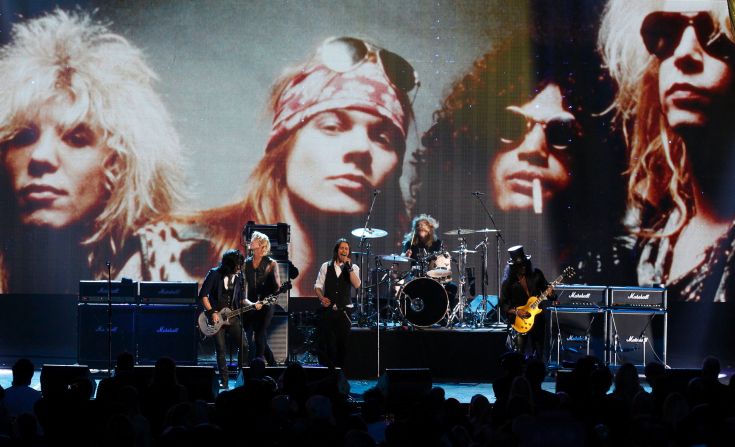 Οι Guns N’ Roses κρατήθηκαν στα σύνορα για ένα όπλο