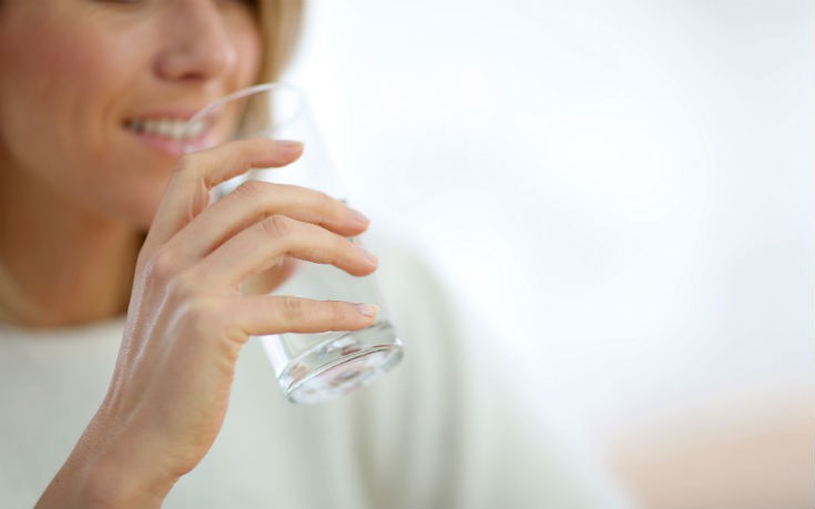 Τι πρέπει να γνωρίζετε αν πίνετε νερό μετά το γεύμα