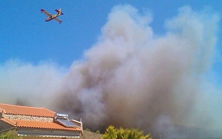 Μάχη με τις φλόγες και τον άνεμο δίνουν οι πυροσβέστες στην Πλάκα Κερατέας
