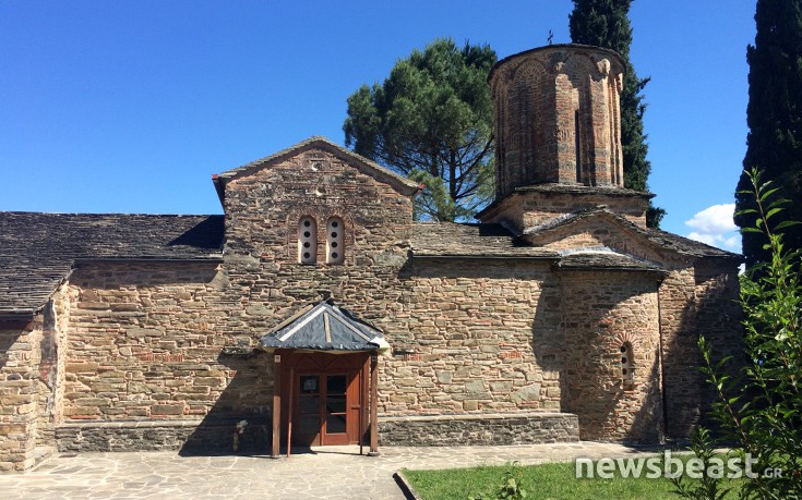 Η γαλήνια εκκλησία στα ελληνοαλβανικά σύνορα που ενώνει δύο χώρες