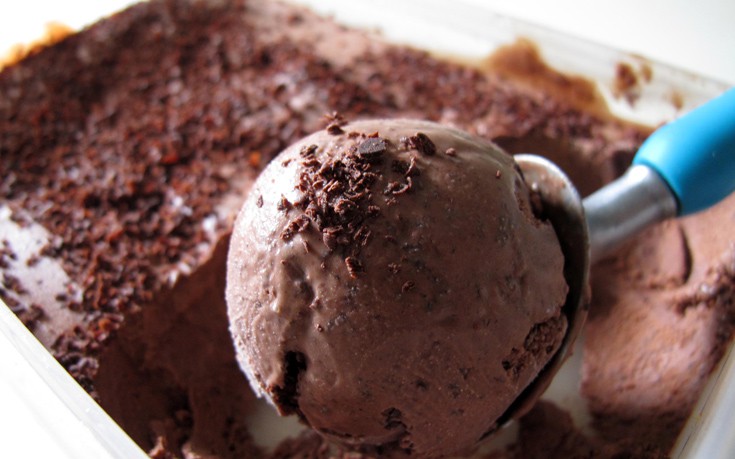 Παγωτό σοκολάτα με κομματάκια σοκολάτας