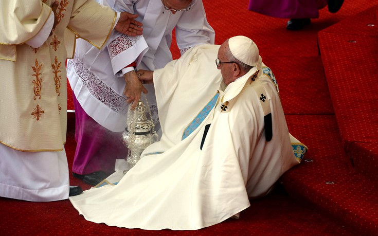 Η «θεϊκή» τούμπα του Πάπα Φραγκίσκου στη διάρκεια θείας λειτουργίας