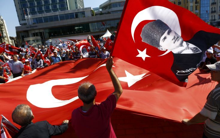 Χιλιάδες Τούρκοι συγκεντρώθηκαν στην Ταξίμ για τη δημοκρατία