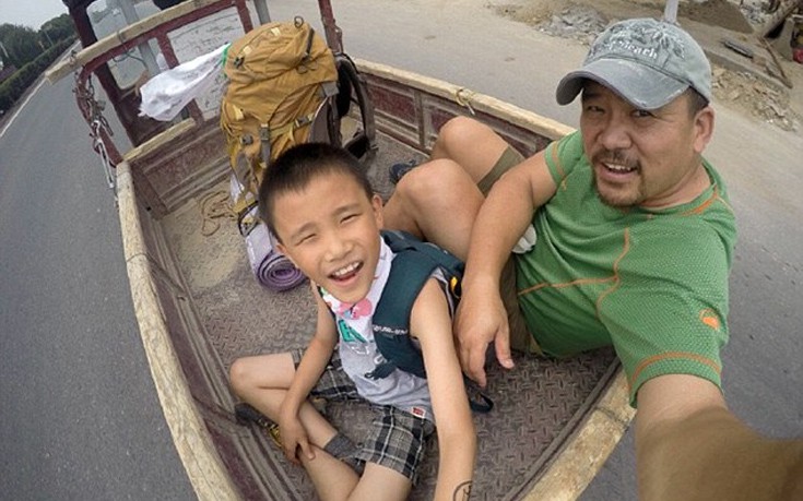 Διακοπές με οτοστόπ για πατέρα και γιο στην Κίνα