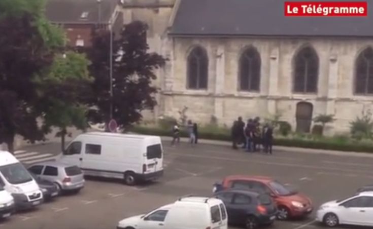 Η στιγμή της διάσωσης μίας καλόγριας από την εκκλησία στη Γαλλία