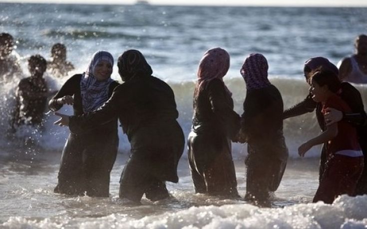 Ελέγχους σε γυναίκες με μπουρκίνι σε παραλία πραγματοποίησε η γαλλική αστυνομία
