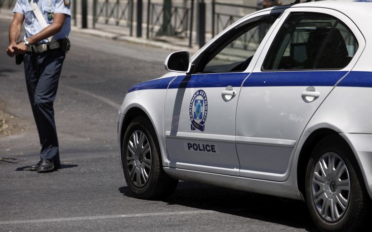 Ομάδα 20 ατόμων έστησε ενέδρα σε περιπολικό στο κέντρο της Αθήνας για να απελευθερώσει κρατούμενο