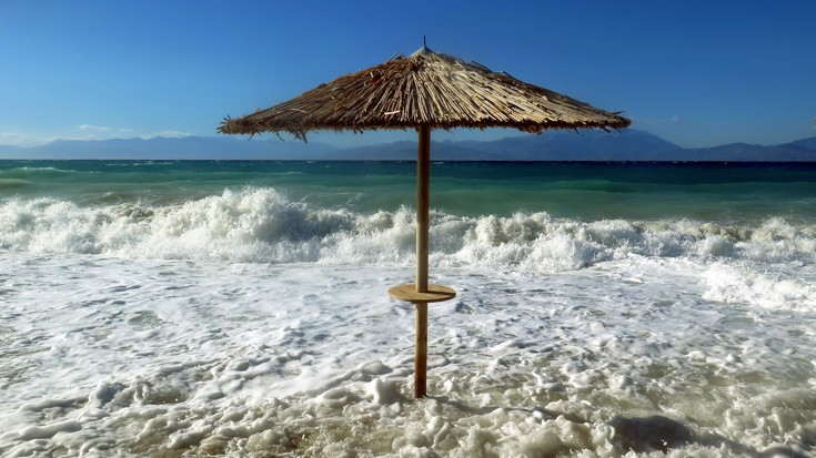 Η θάλασσα καταπίνει τις παραλίες της Ελλάδας