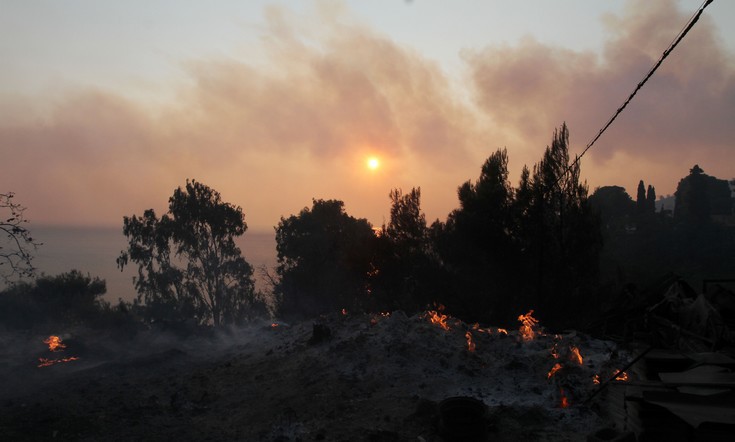 Ολονύχτια μάχη με τις φλόγες στη βόρεια Εύβοια