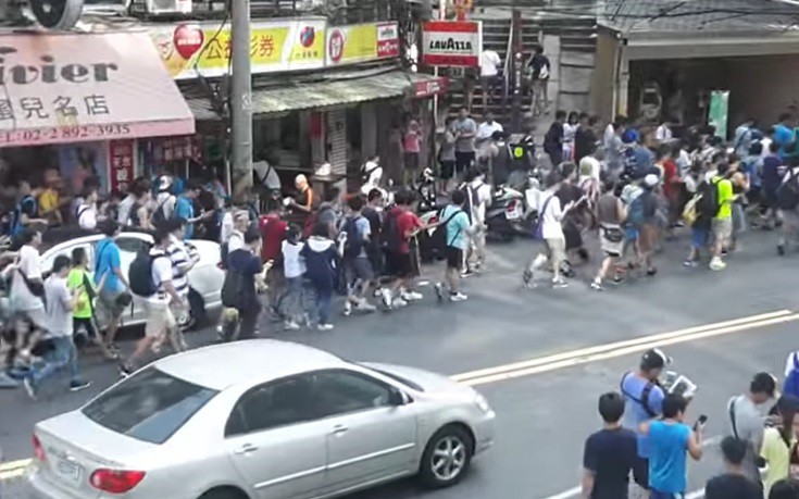 Τι ψάχνουν όλοι αυτοί σε δρόμους της Ταϊβάν; Pokemon!