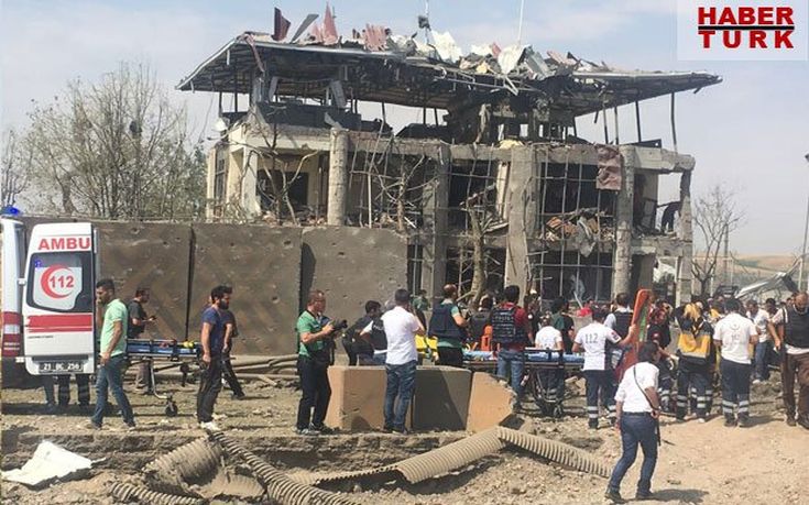 Σφοδρή έκρηξη ισοπέδωσε κτίριο και άφησε 3 νεκρούς στην Τουρκία