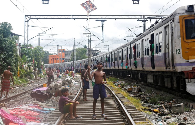 Πέντε άνθρωποι έχασαν τη ζωή τους στην Ινδία όταν παρασύρθηκαν από τρένο