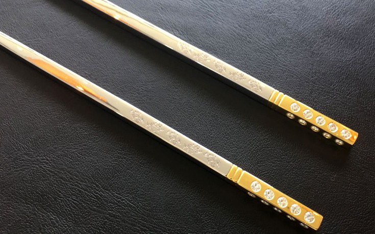 Η εξωφρενική τιμή αυτών των chopsticks σε αφήνει άφωνο