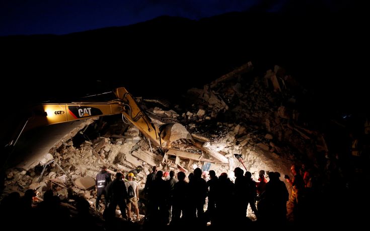 Ολονύχτιες έρευνες στα ερείπια που άφησε πίσω του ο σεισμός στην Ιταλία