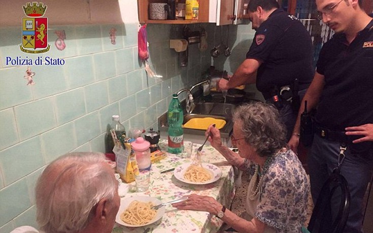 Αστυνομικοί έγιναν&#8230; μάγειρες για χάρη ηλικιωμένου ζευγαριού στην Ιταλία