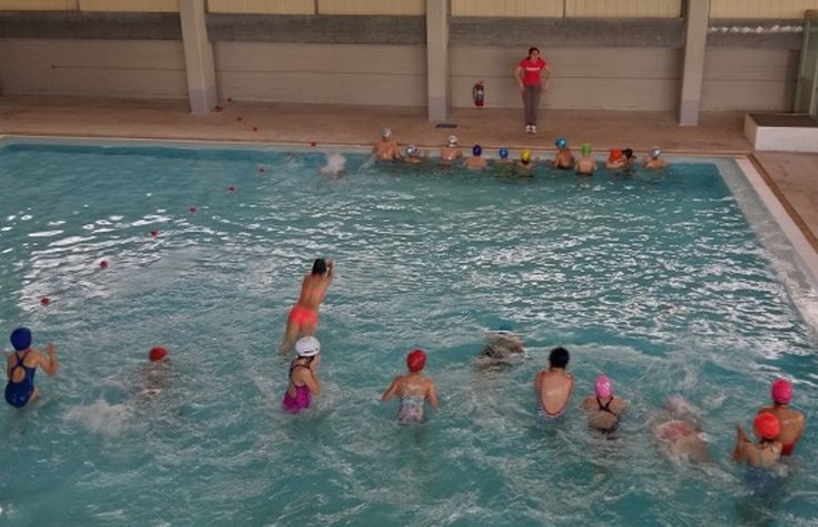 Μάθημα κολύμβησης σε δημοτικά σχολεία σε όλη τη χώρα